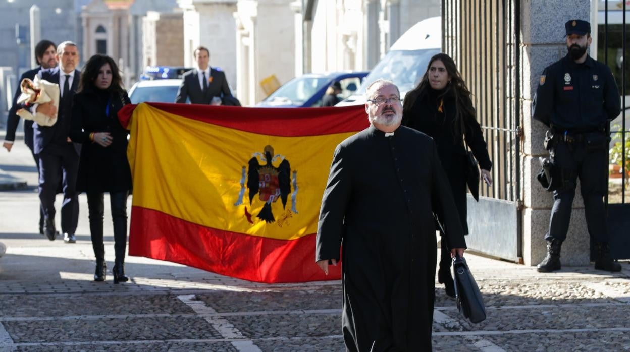 Ramón Tejero, junto a los familiares de Francisco Franco, en 2019, tras la exhumación