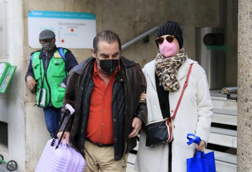 La televisiva y su marido, a la salida del hospital esta mañana