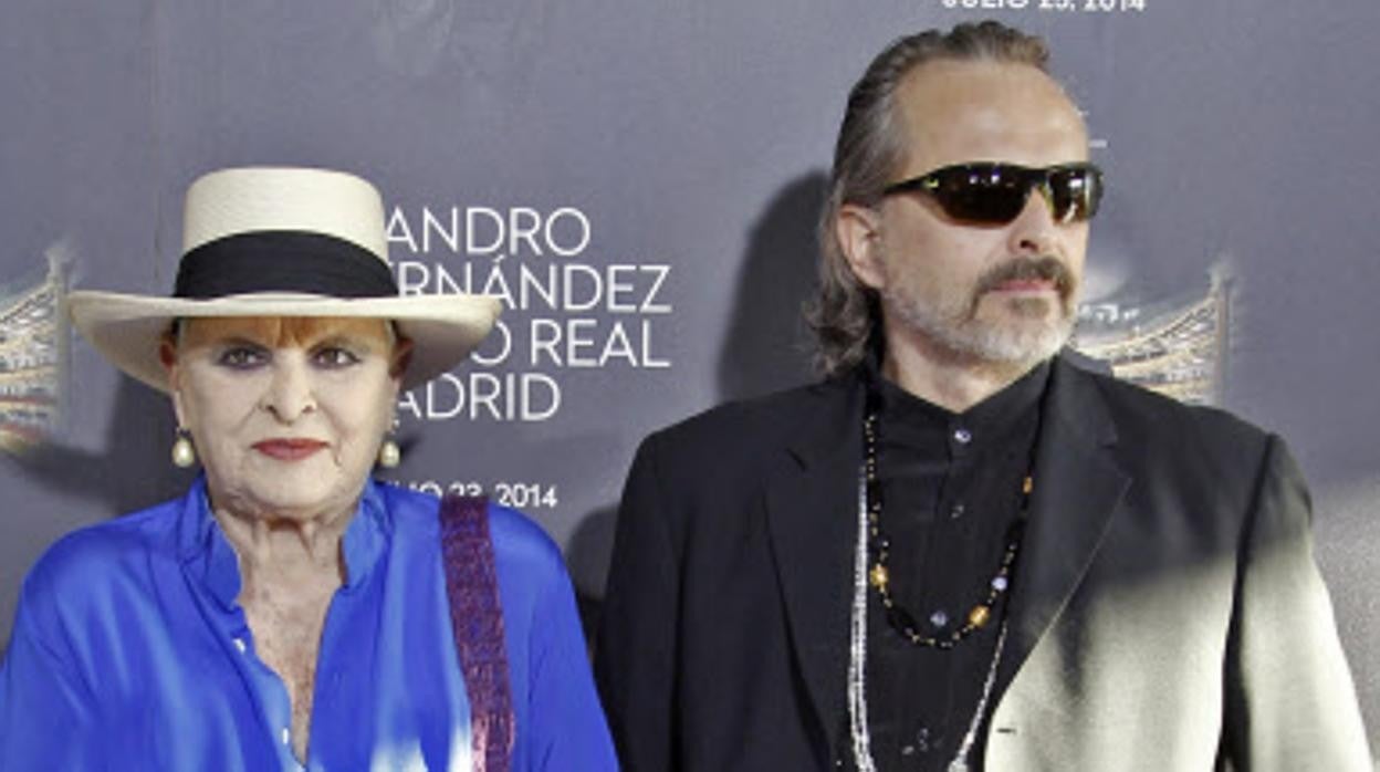 Miguel Bosé junto a su madre Lucía