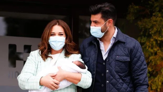 Paula Echevarría y Miguel Torres abandonan el hospital con su hijo