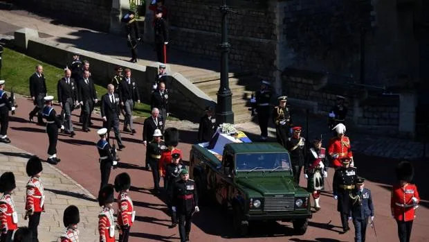 Ocho minutos de solemne procesión para despedir al duque de Edimburgo