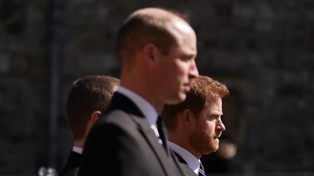 Guillermo y Harry protagonizan su primer acercamiento a la salida del funeral