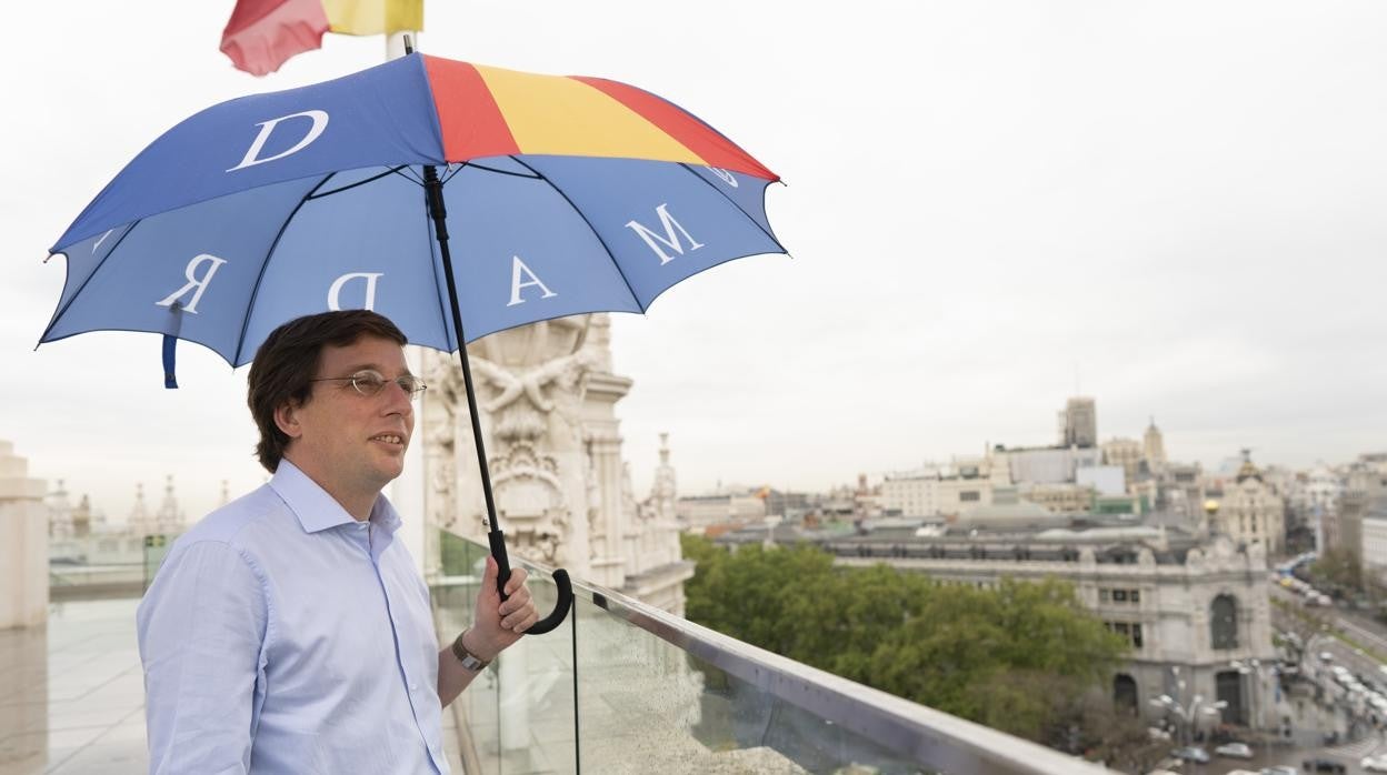 José Luis Martínez-Almeida, en la terraza del palacio de Cibeles