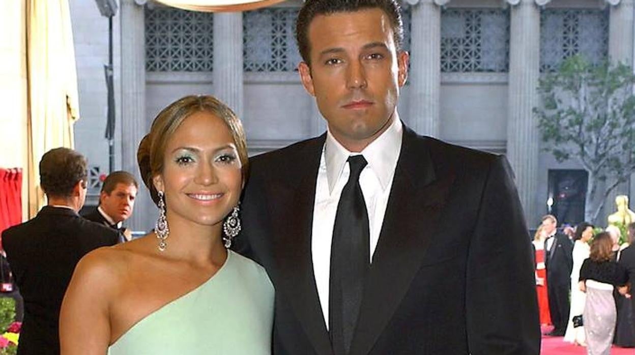 Ben Affleck y Jennifer López en la alfombra roja de los Oscar en 2003