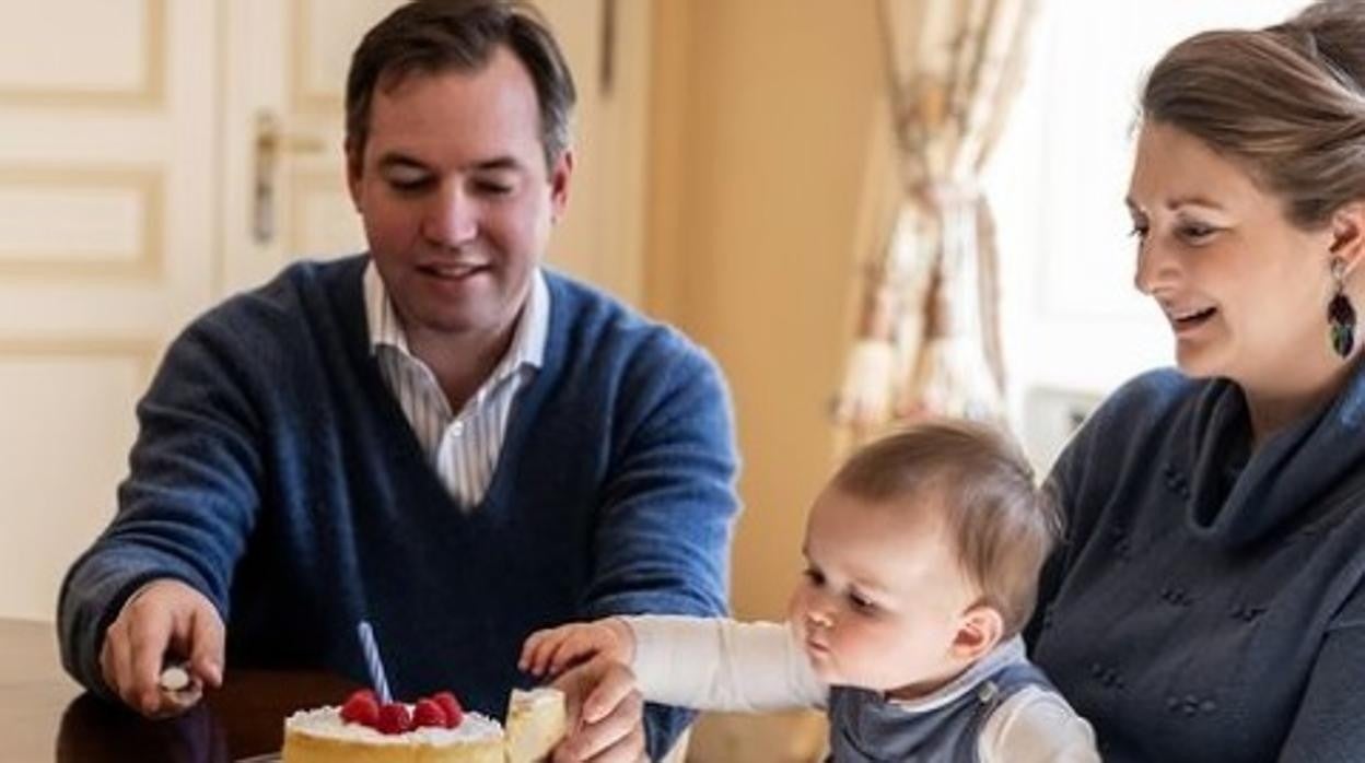 El príncipe Charles junto a sus padres Guillermo y Stéphanie