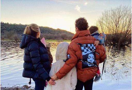 Junto a sus tres soles, sus hijos: Ella, Matteo y Bianca