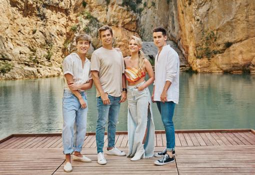 El grupo Mantra junto a Carlos Baute