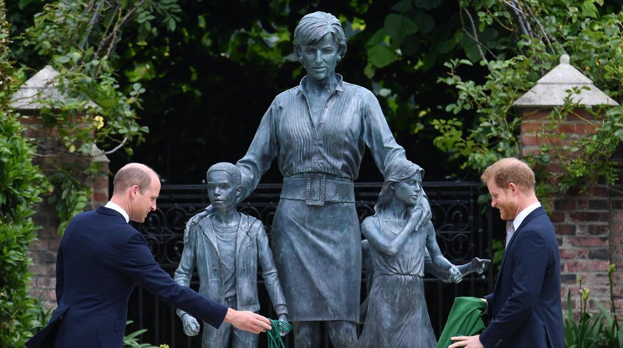 Guillermo y Harry junto a la estatua de su madre