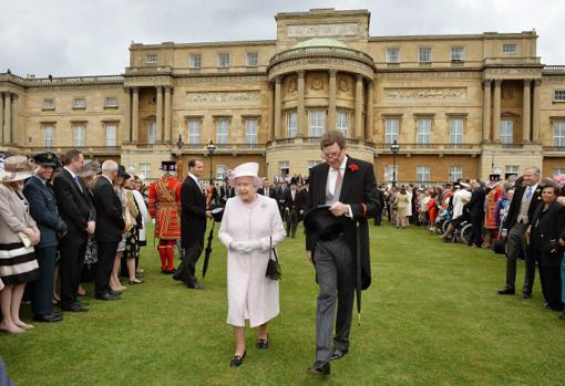 La Reina Isabel II abre al público las puertas de los jardines de Buckingham por primera vez en su historia