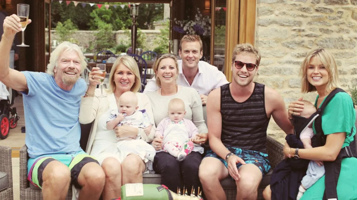Branson junto a su mujer, sus dos hijos y sus nietos