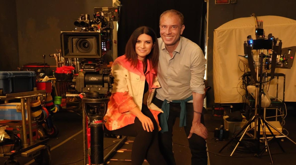 Laura Pausini junto al director Ivan Cotroneo, en su primer día de rodaje