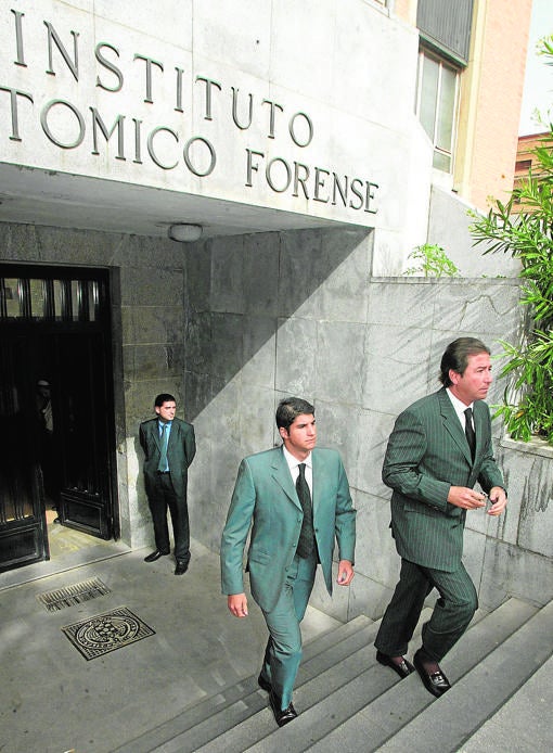 Julián Contreras Jr. y su padre a la salida del Instituto Anatómico Forense