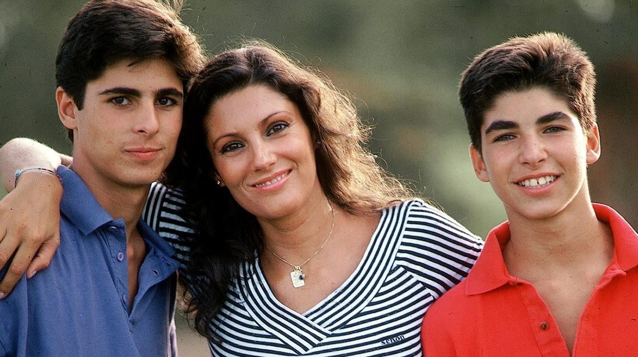 Carmina con sus hijos Francisco y Cayetano a finales de los 80