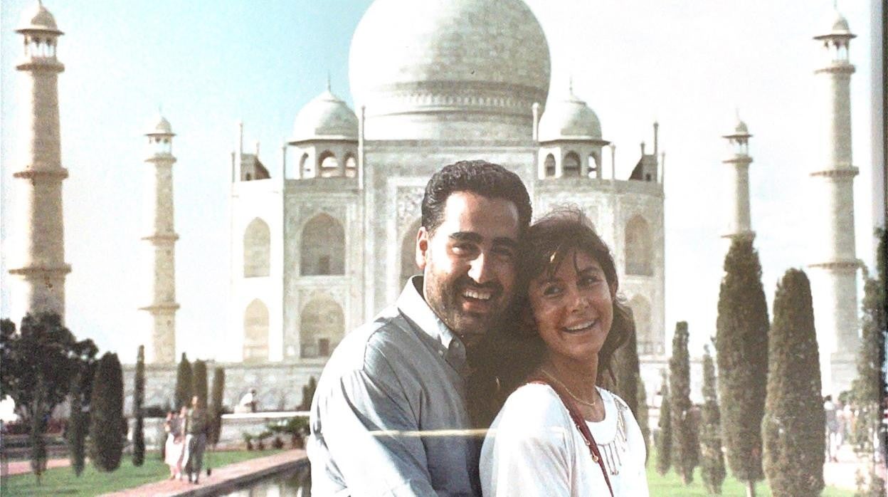 Jorge Salvador, con su mujer Elisabeth, en el Taj Mahal
