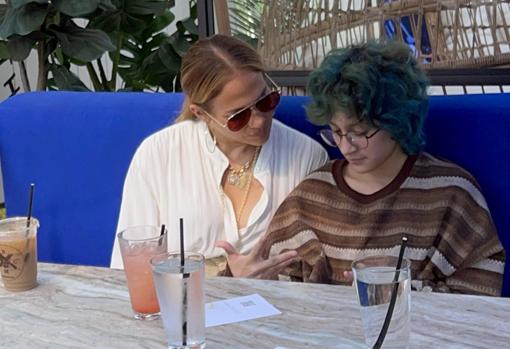 Emme, hija de Jennifer Lopez y Marc Anthony, junto a su madre