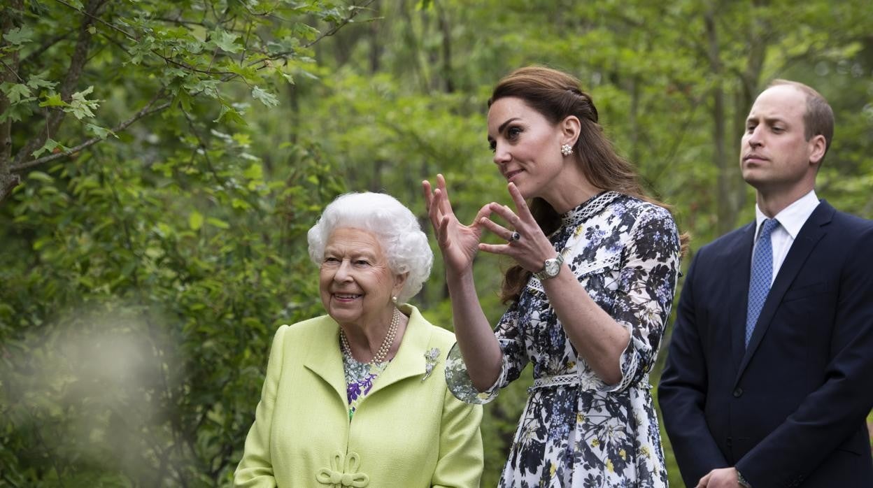 La Reina Isabel II junto a los Duques de Cambridge