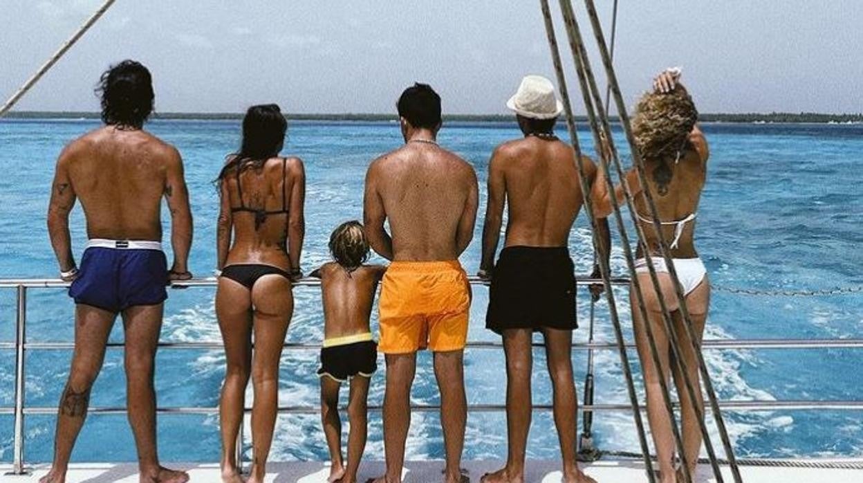 Mario Casas: el espectacular viaje en familia junto a sus cuatro hermanos y sus padres