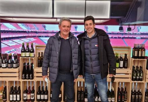 Andoni Aretxabaleta y su padre Iñaki, al frente de la bodega Magalarte Lezama, en el estadio de San Mamés