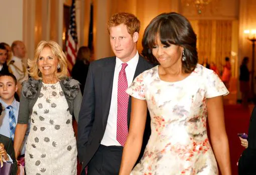 El Príncipe Harry, con Jill Biden y Michelle Obama, en la Casa Blanca en 2013