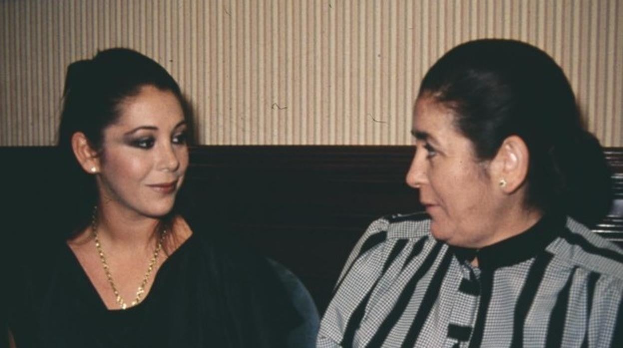 Ana Martín y su hija, Isabel Pantoja, en una fotografía de archivo