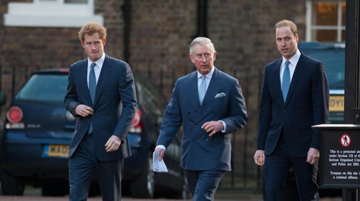 El príncipe Carlos junto a sus hijos, Guillermo y Harry