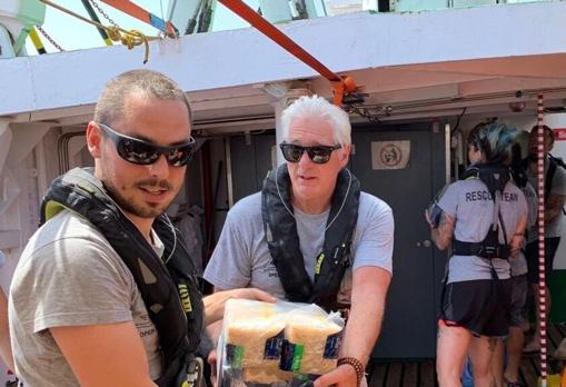 Richard Gere lleva alimentos al barco de Proactiva Open Arms