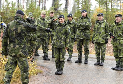 La Princesa Victoria de Suecia demuestra su preparación militar