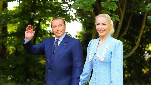 Silvio Berlusconi, el político que retoca sus fotos porque no acepta sus 85 años