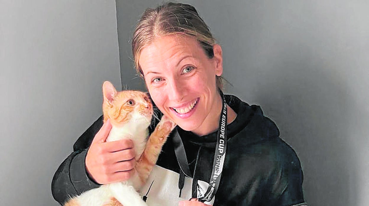 La deportista Sandra Ygueravide con su gato