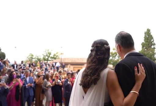 Los novios saludan a los invitados a la ceremonia