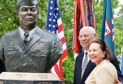 Colin y Alma Powell, en un homenaje al exsecretario de Estado en Kansas en 2014