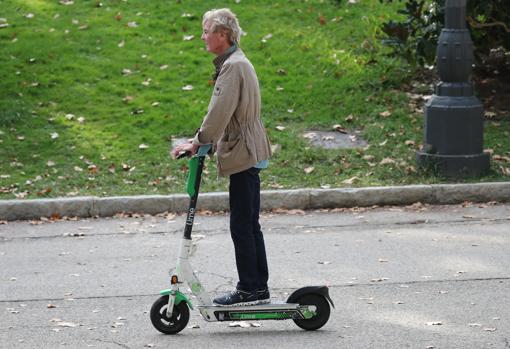 Ernesto de Hannover, en patinete eléctrico, en El Retiro