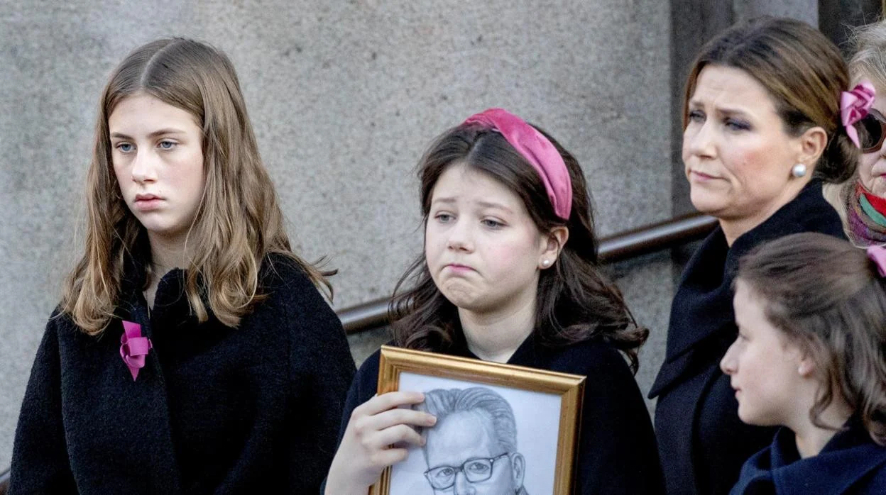 Marta Luisa de Noruega juntoa sus tres hijs durante el funeral de Ari Behn