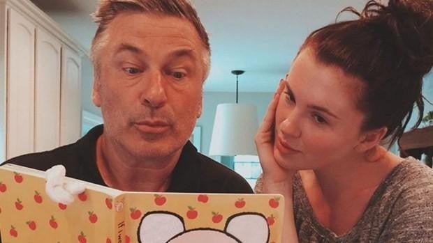 Ireland, la hija de Alec Baldwin, se deja arropar por su novio tras las amenazas recibidas en redes