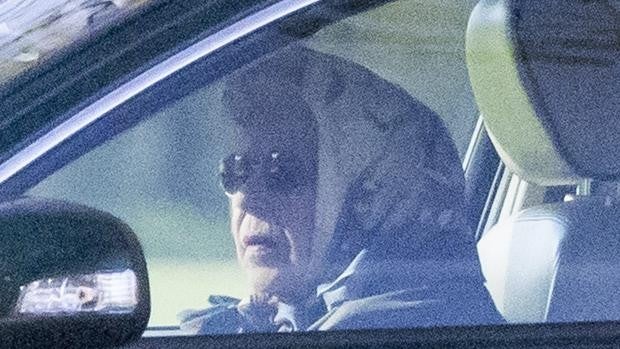 La Reina Isabel II se deja ver al volante tras los rumores sobre su salud