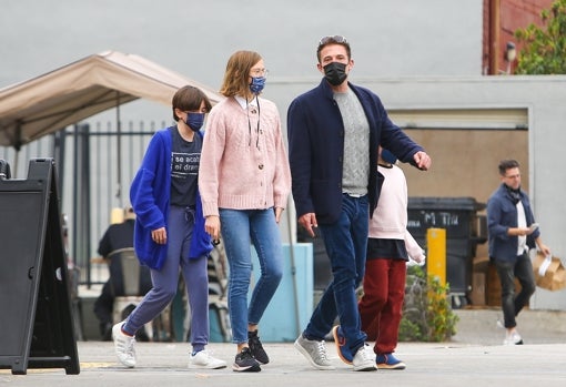 Tras la comida Ben junto a Violet, Seraphina y Samuel se dirigieron al parking para abandonar el restaurante