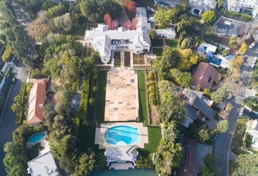 Delante de la piscina se ha colocado una plataforma para acomodar las mesas del banquete