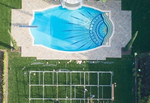 Piscina con trampolín. Por favor que se utilice para saltar y no para...