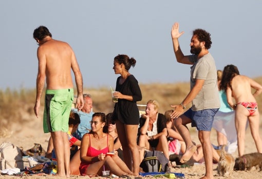 Inma Cuesta está en el círculo de amigos más íntimo de la pareja: a menudo se van de playeo juntos.