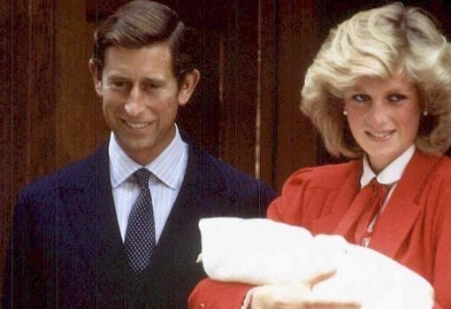 El Príncipe Carlos y Diana de Gales en el bautizo de su hijo Harry
