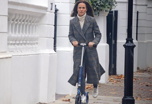 La vimos recorrer las calles de Londres a bordo de este sencillo patinete.