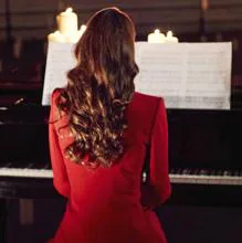 Kate Middleton sorprende en televisión tocando el piano