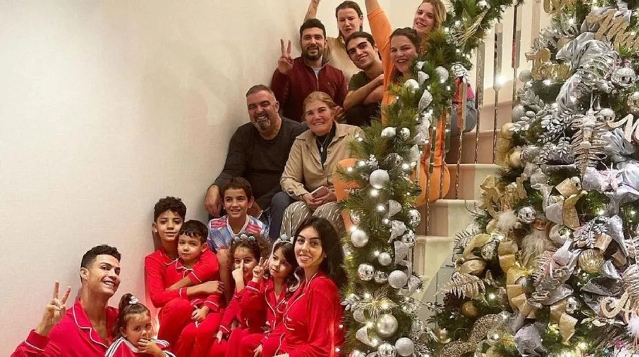Cristiano Ronaldo y Georgina con sus hijos y el clan Aveiro