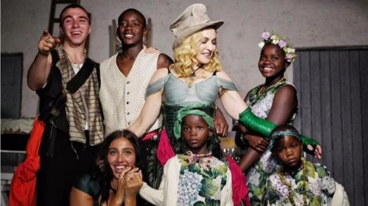 El original posado de Madonna con sus seis hijos