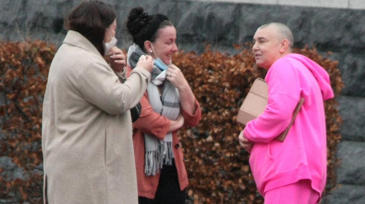 Sinead O&#039;Connor de rosa fuerte, en el funeral hindú por su hijo