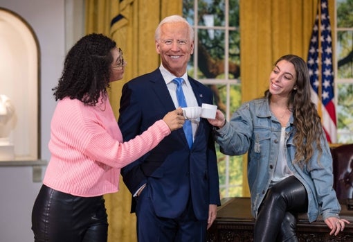 Aquí Joe Biden con sus creadoras