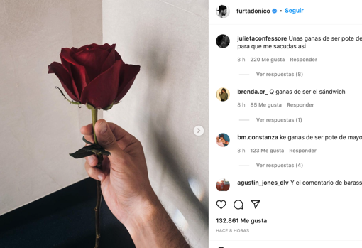 Una rosa roja sujetada por su mano: así animaba Nico a Ester.