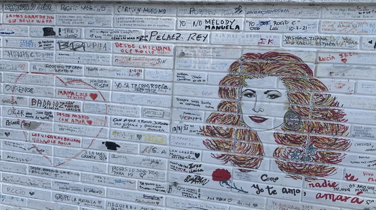 Pintadas de aliento para Rocío Carrasco en el muro de la casa de Chipiona