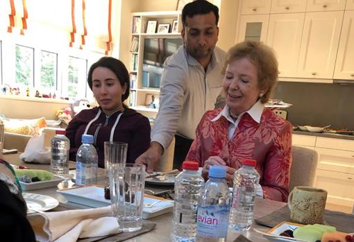 Sheikha Latifa bint Mohammed, junto a Mary Robinson, expresidenta irlandesa y ex comisionada de Derechos Humanos de la ONU