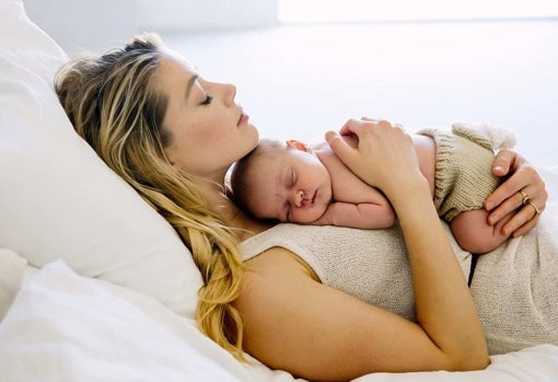 amber Heard con su hija.